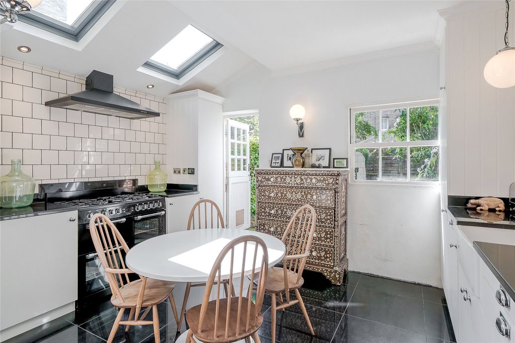 Property photo 3 of 10 Kitchen Dining