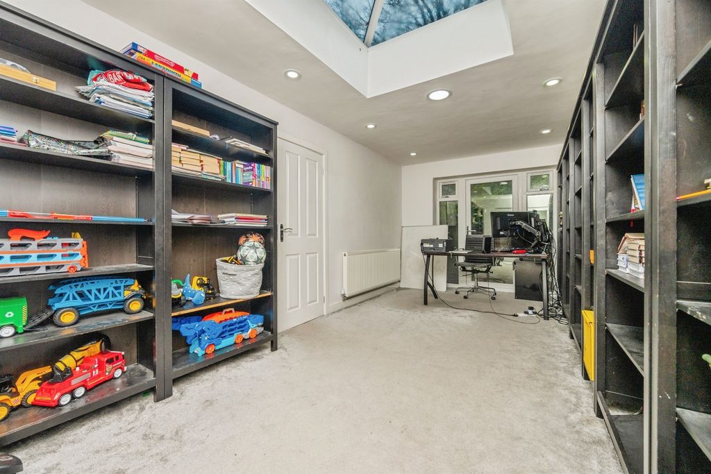 Property photo 3 of 18