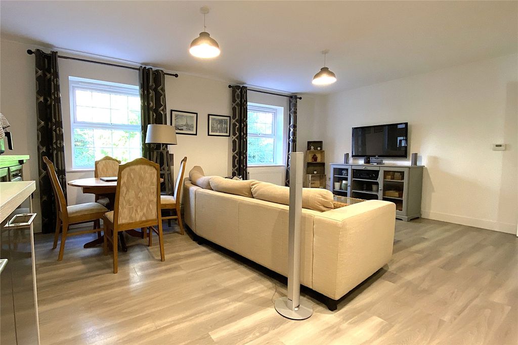 Property photo 3 of 8 Picture No. 12