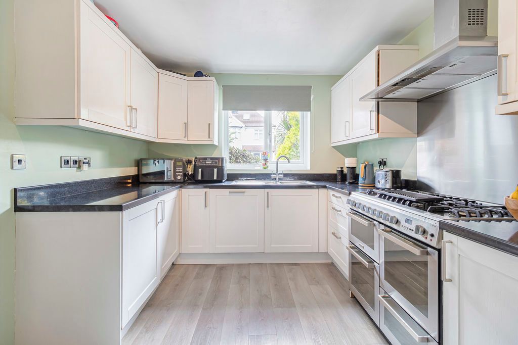 Property photo 3 of 18 Kitchen