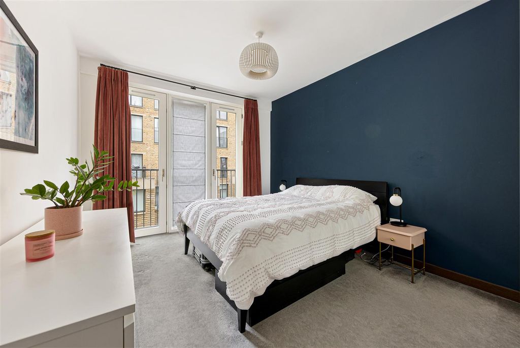 Property photo 3 of 26 Smeed Road. E3