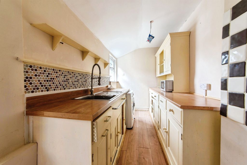 Property photo 3 of 7 Kitchen