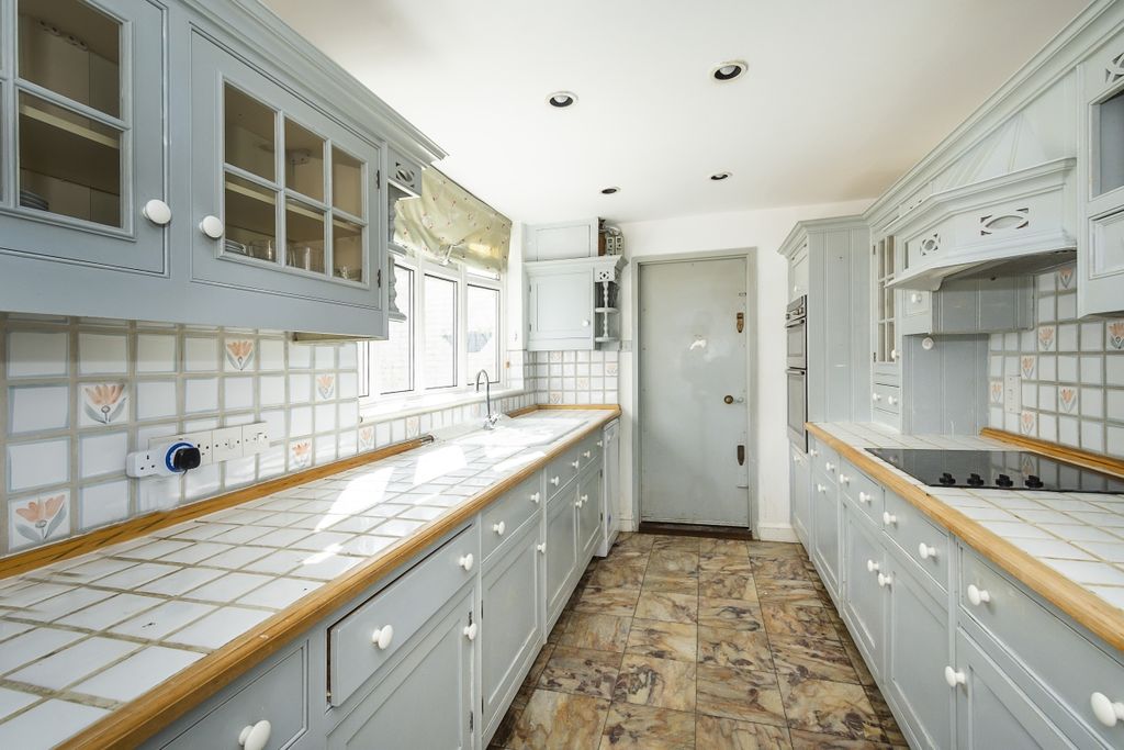 Property photo 1 of 18 Kitchen