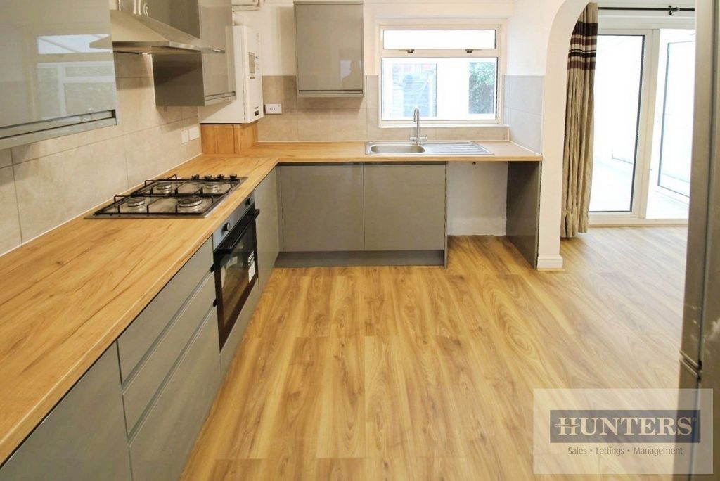 Property photo 3 of 11 Kitchen