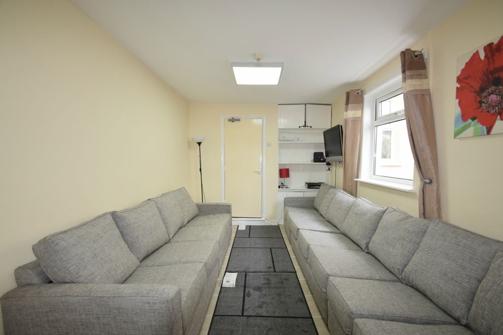 Property photo 3 of 17 Photo 4