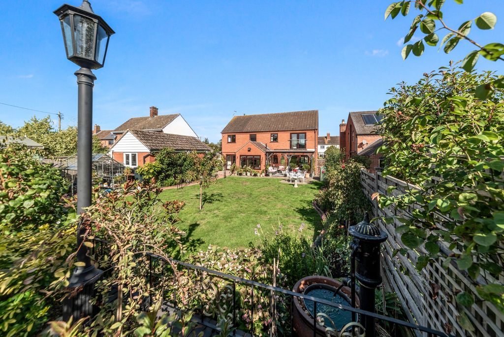 Property photo 3 of 29 South Facing Garden