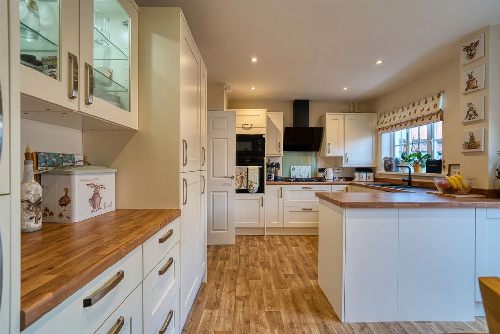 Property photo 2 of 8 Kitchen