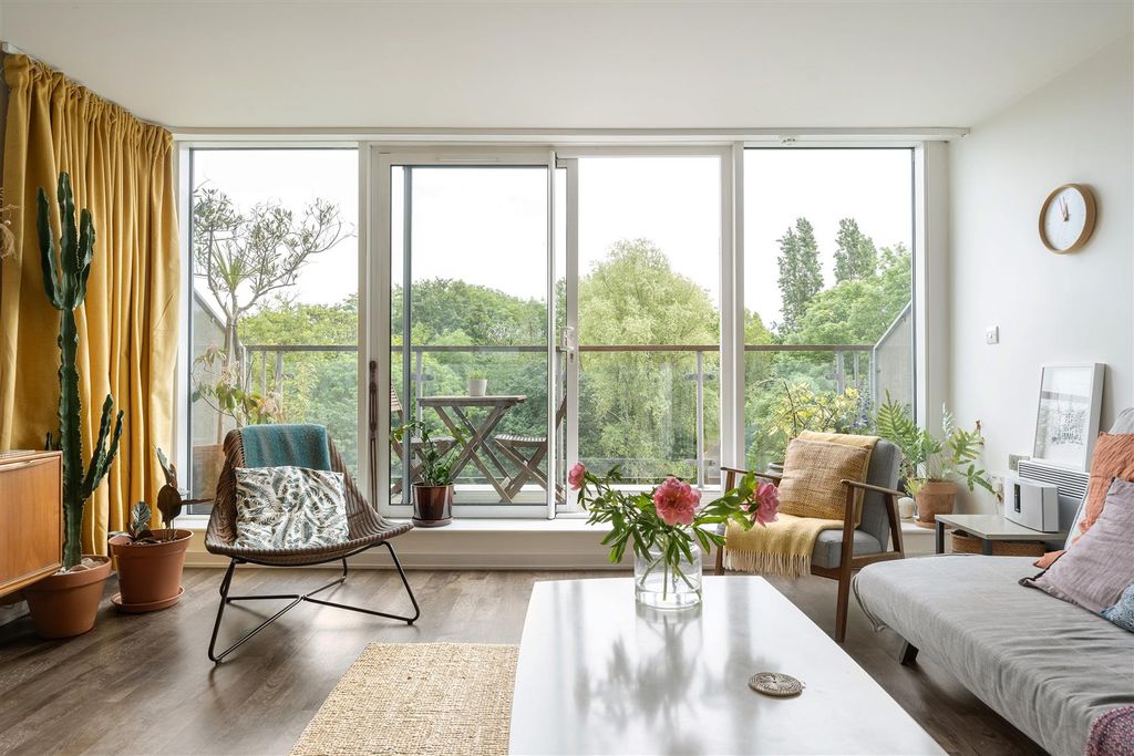Property photo 1 of 12 Palmers Road, E2