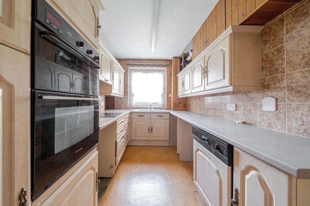 Property photo 3 of 14 1313857-4-6855499...