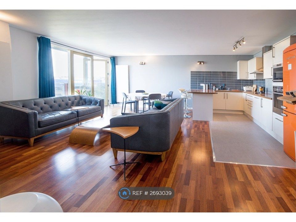 Property photo 3 of 14 Living Space