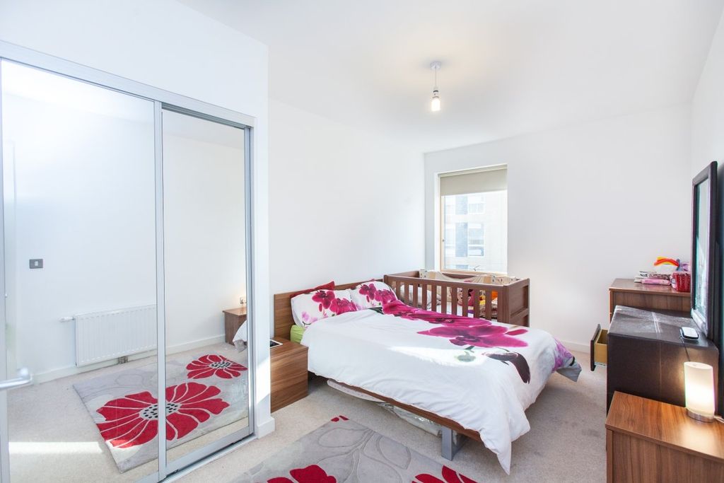 Property photo 2 of 6 Bedroom