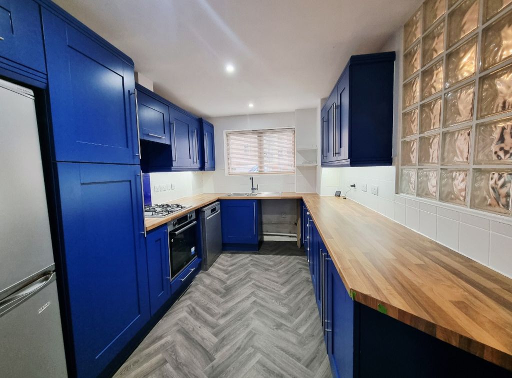 Property photo 2 of 10 Kitchen