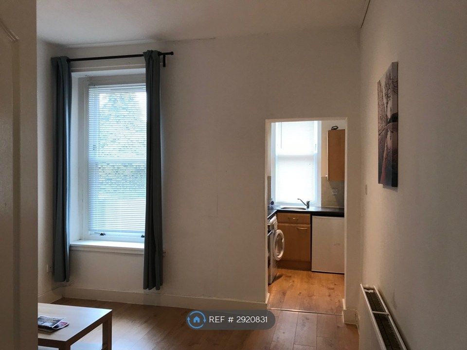 Property photo 2 of 8 Livingroom