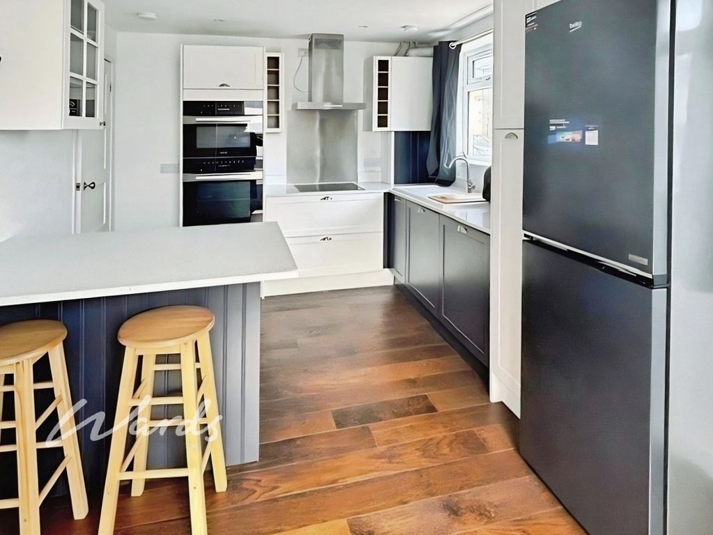 Property photo 2 of 11 Kitchen