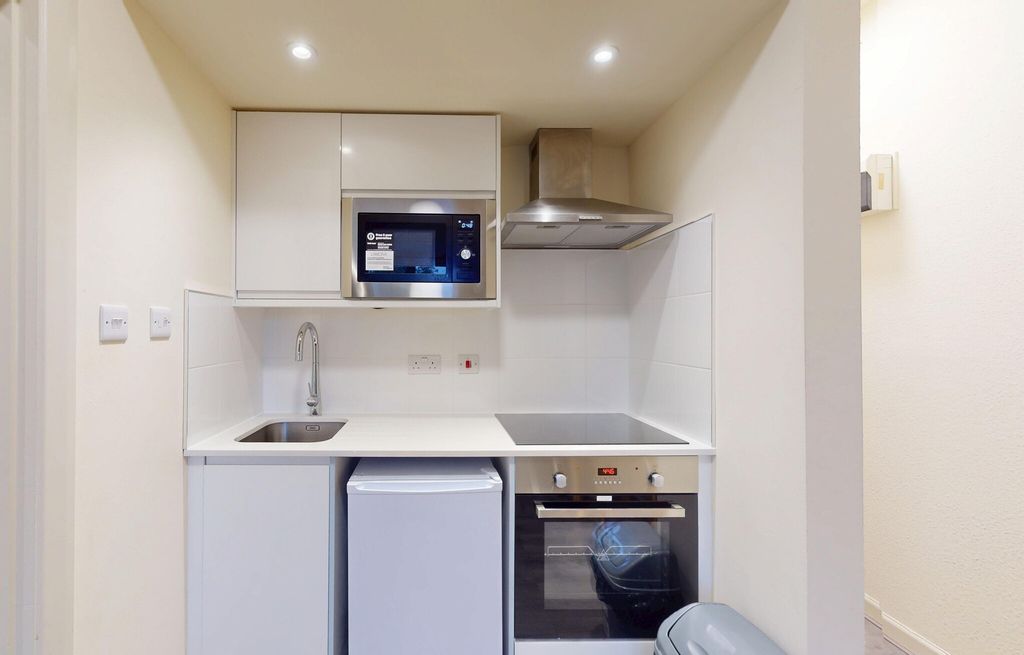 Property photo 2 of 11 Kitchen