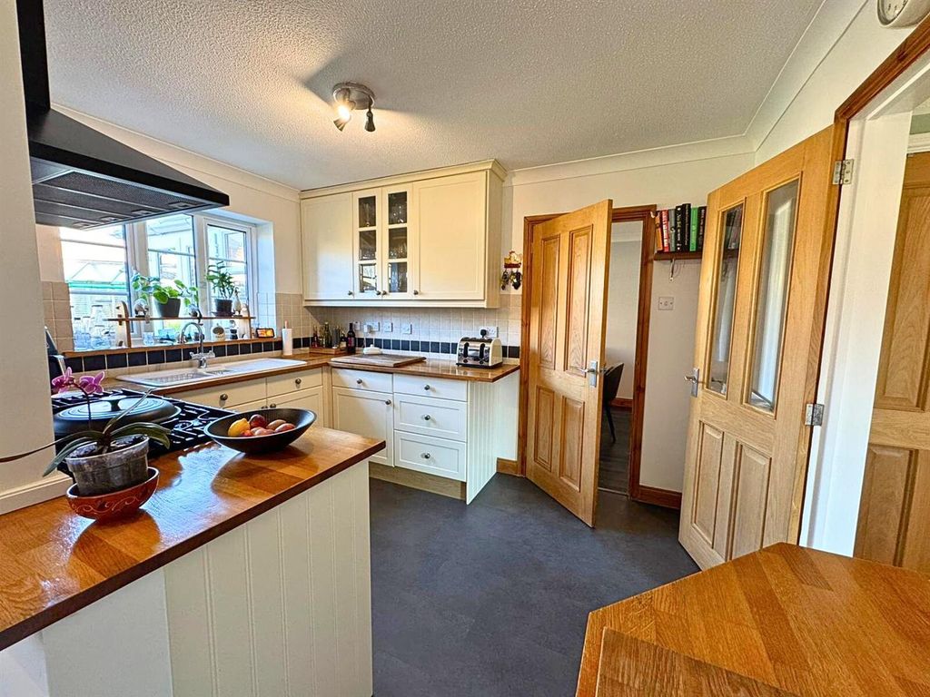 Property photo 3 of 27 Kitchen