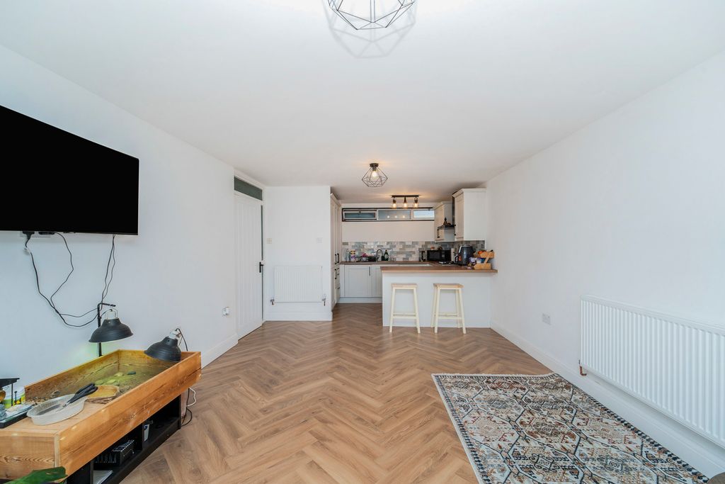 Property photo 3 of 11 Pbox-Img.Jpg