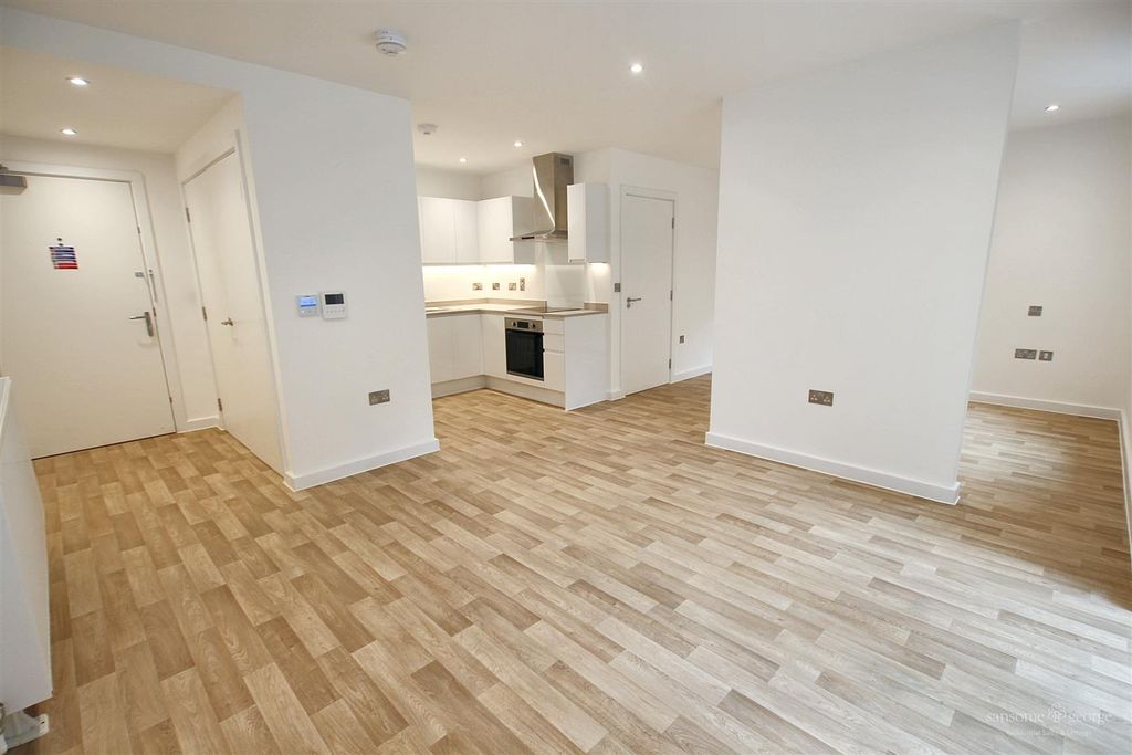 Property photo 3 of 11 Living Space