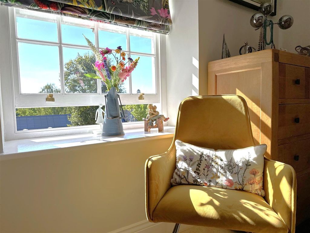 Property photo 3 of 16 Sash Window &amp; Attractive Outlook 043