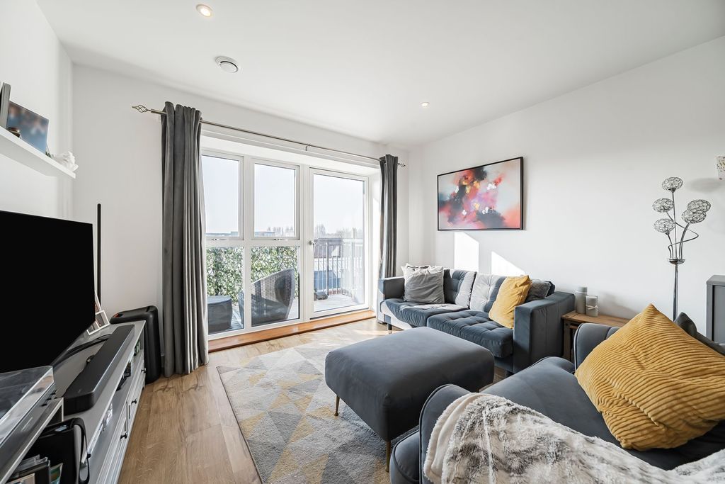 Property photo 2 of 27