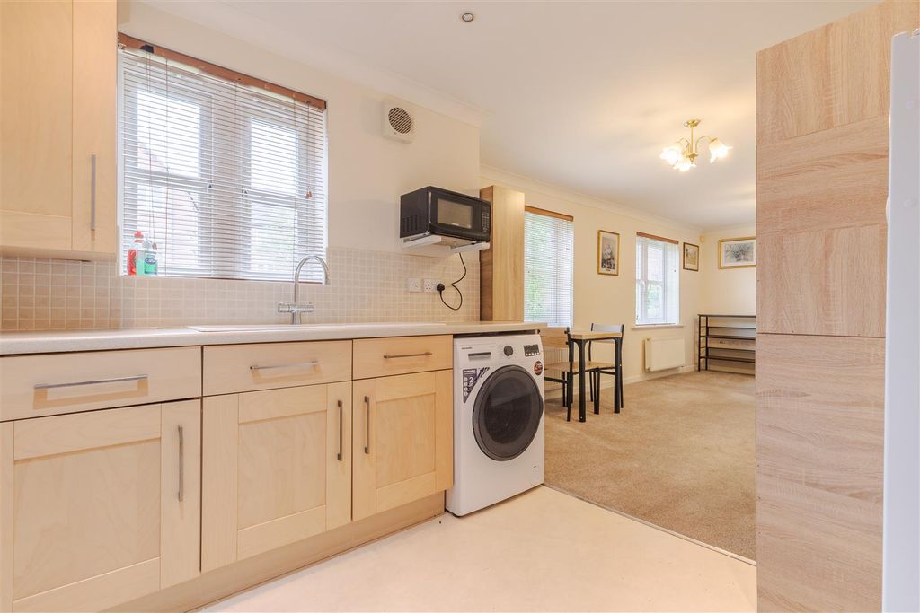 Property photo 3 of 10 Kitchen