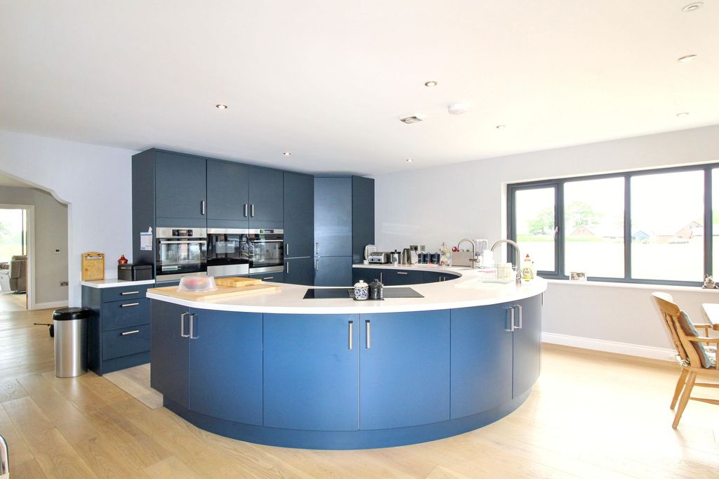 Property photo 2 of 31 Kitchen