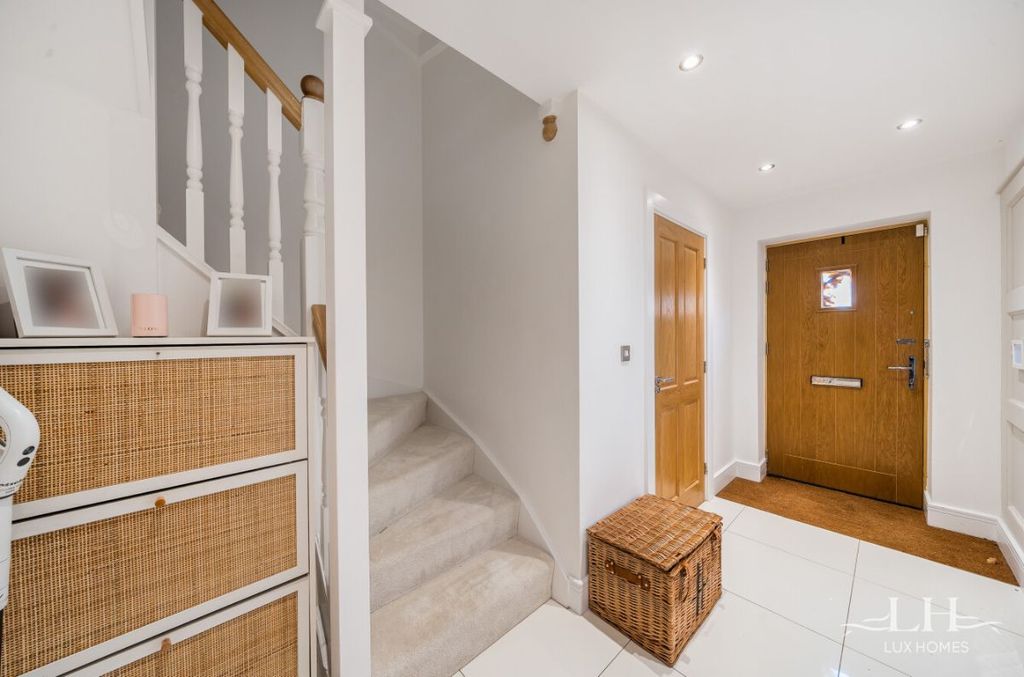 Property photo 3 of 28