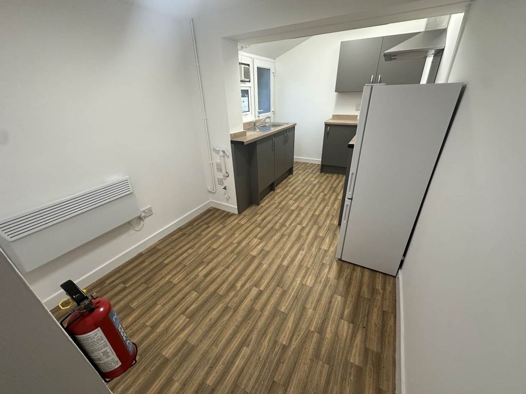 Property photo 3 of 7 Kitchen