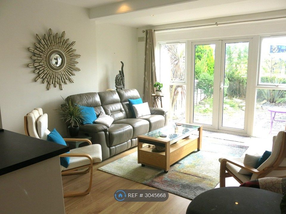 Property photo 2 of 10 Spacious Open-Plan Living Area