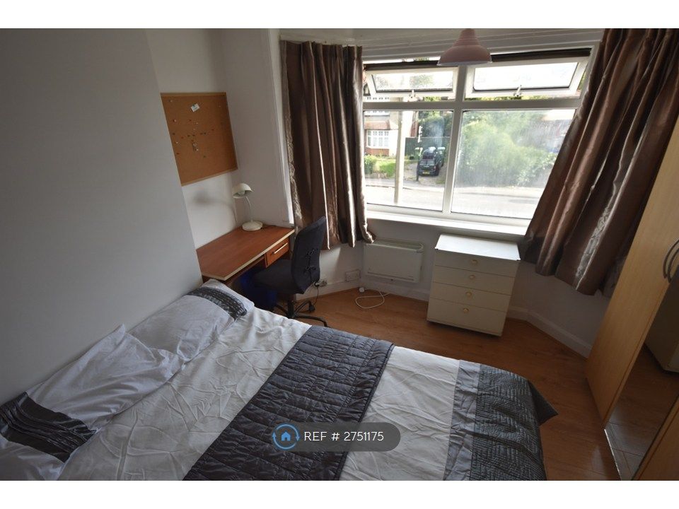 Property photo 3 of 19 Room 2