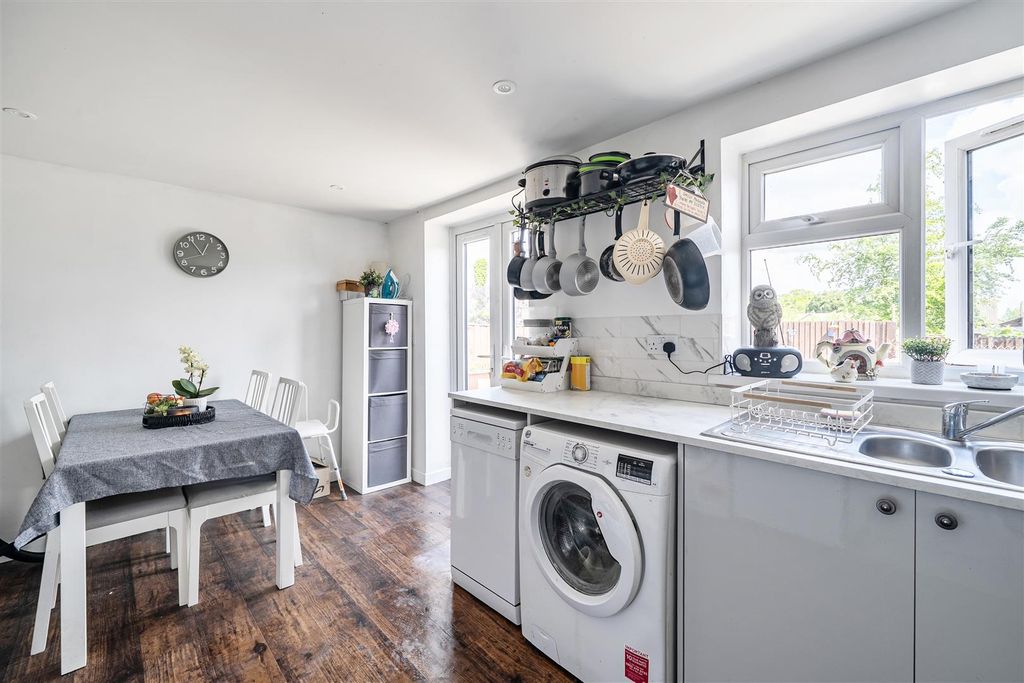 Property photo 3 of 11 Kitchen