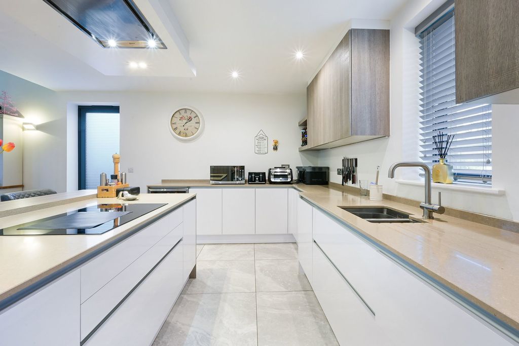 Additional image 4 of 5 bed detached house for saleMaplewood Drive, Lingfield RH7