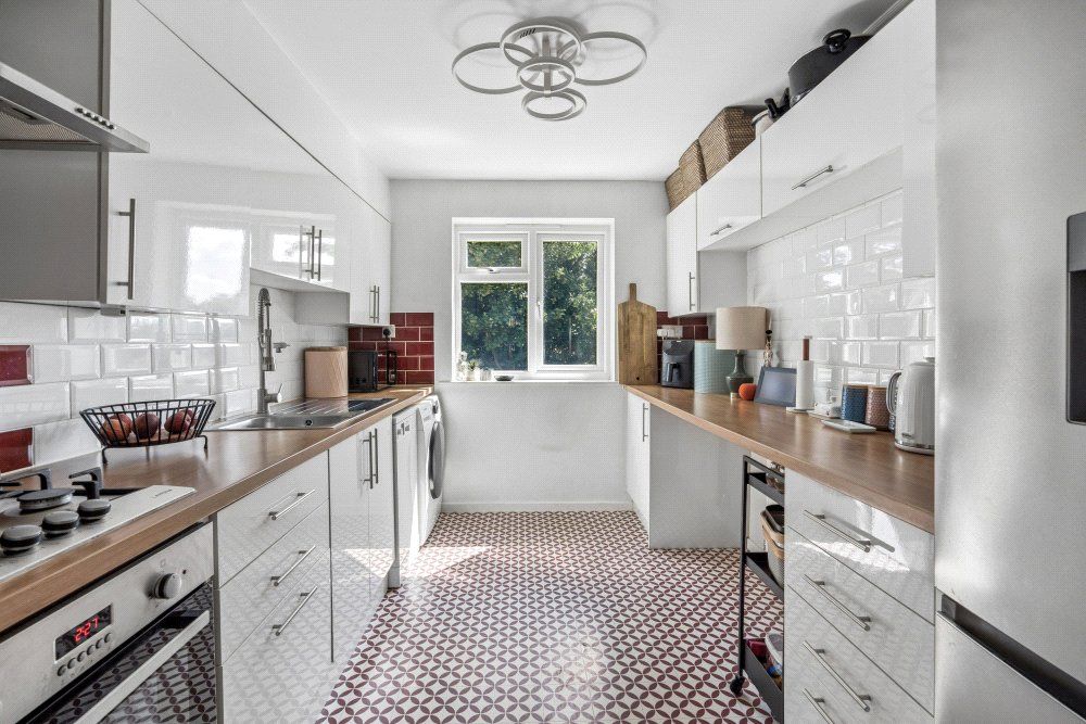 Property photo 3 of 11 Kitchen