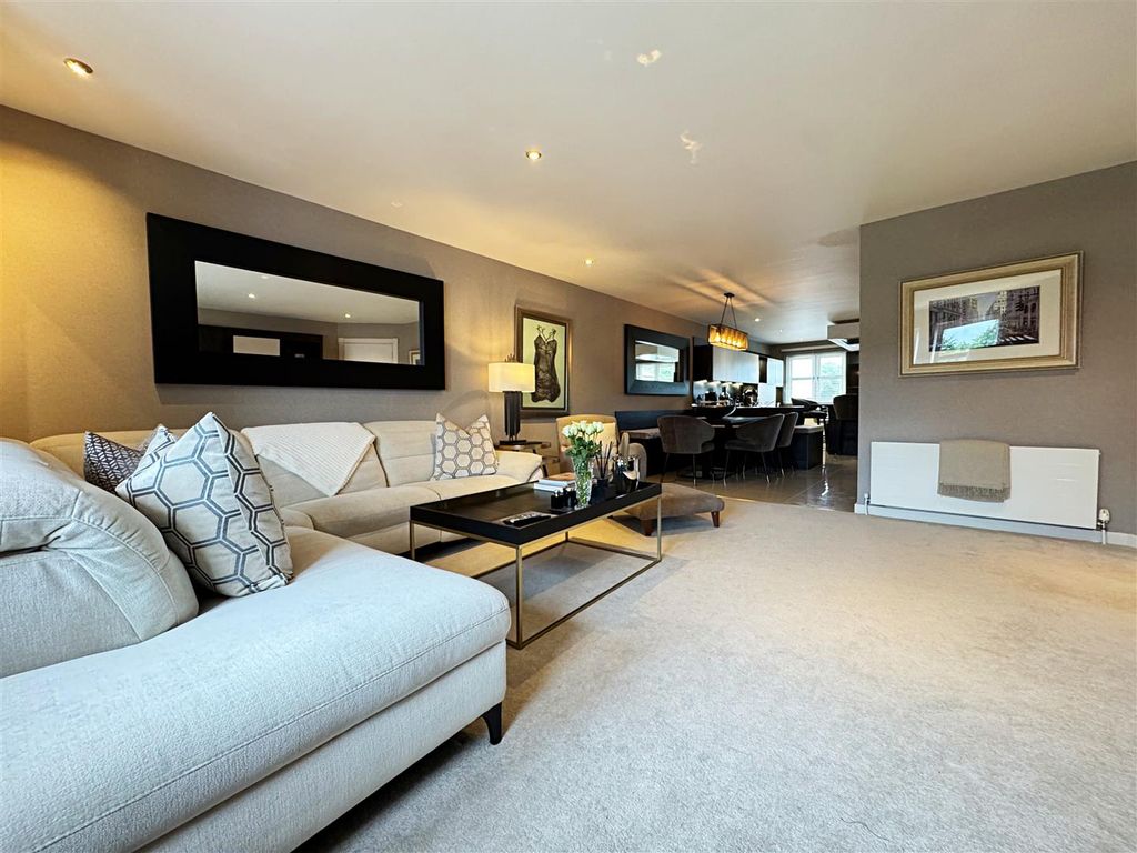 Property photo 3 of 19 Lounge