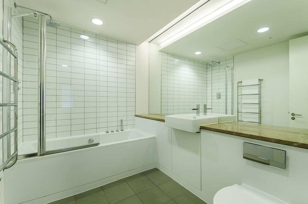 Property photo 3 of 11 Bathroom