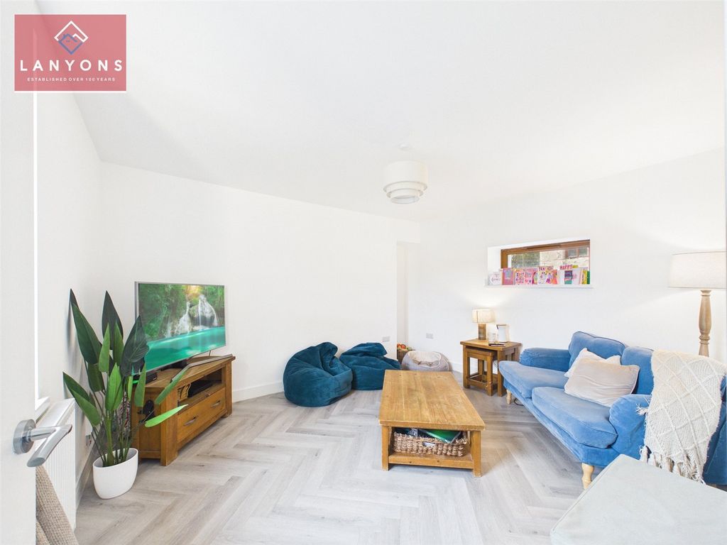 Property photo 2 of 12 Picture No. 18