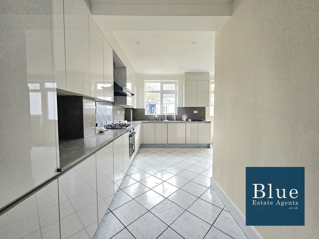 Property photo 2 of 11 Kitchen