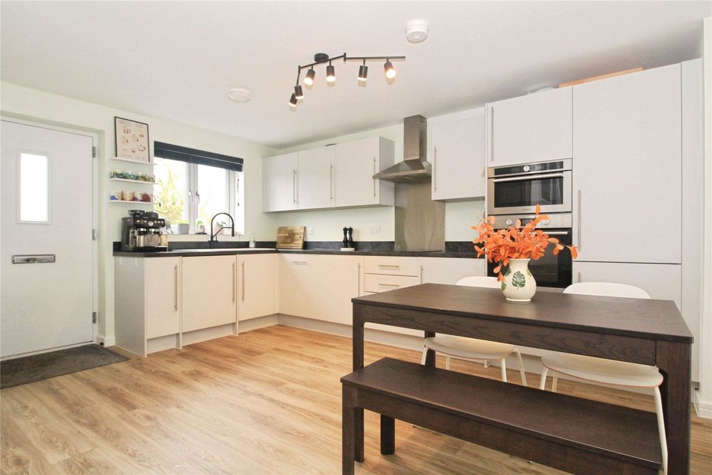 Property photo 3 of 11 Living Kitchen