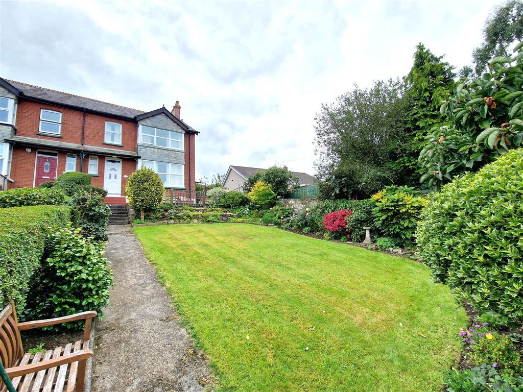 Property photo 3 of 20 Front Gardens.Jpg