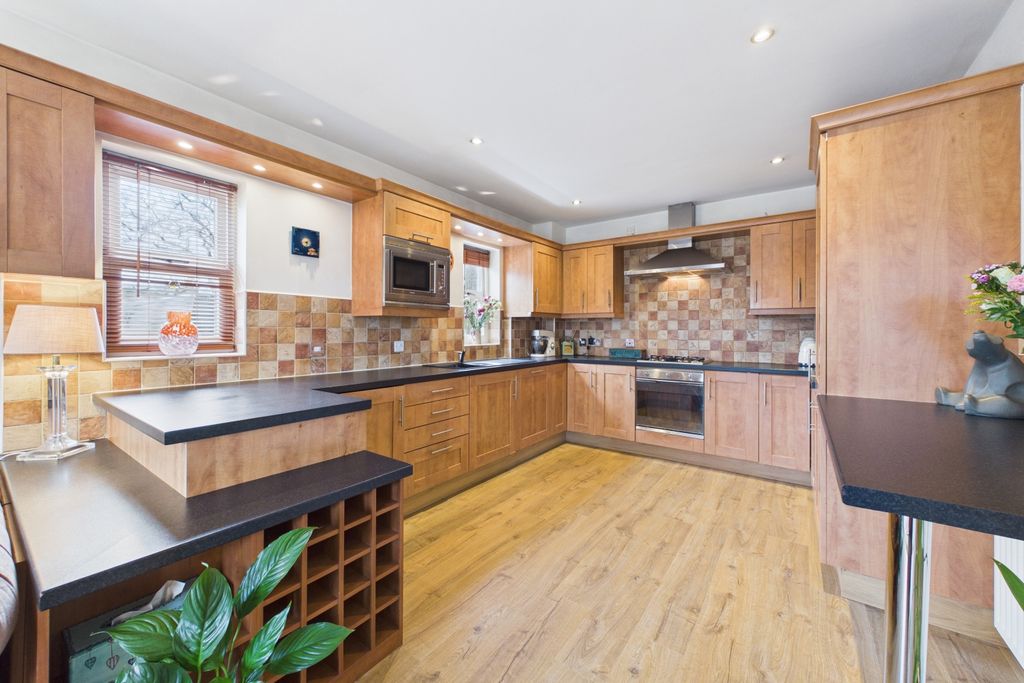 Property photo 2 of 18 Kitchen