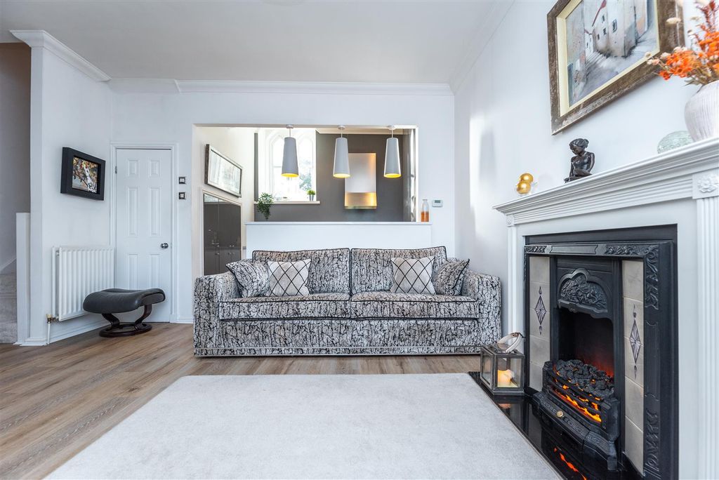 Property photo 2 of 40 Living Room