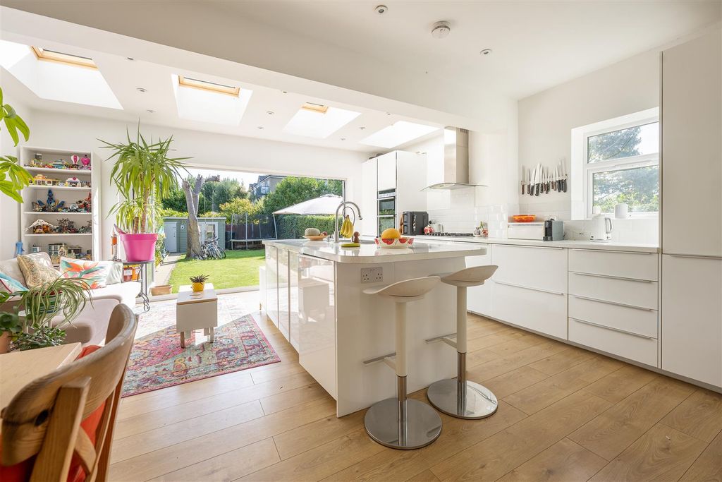 Property photo 3 of 27 Waverley Avenue, E4