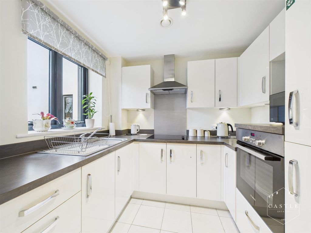 Property photo 3 of 12 Kitchen