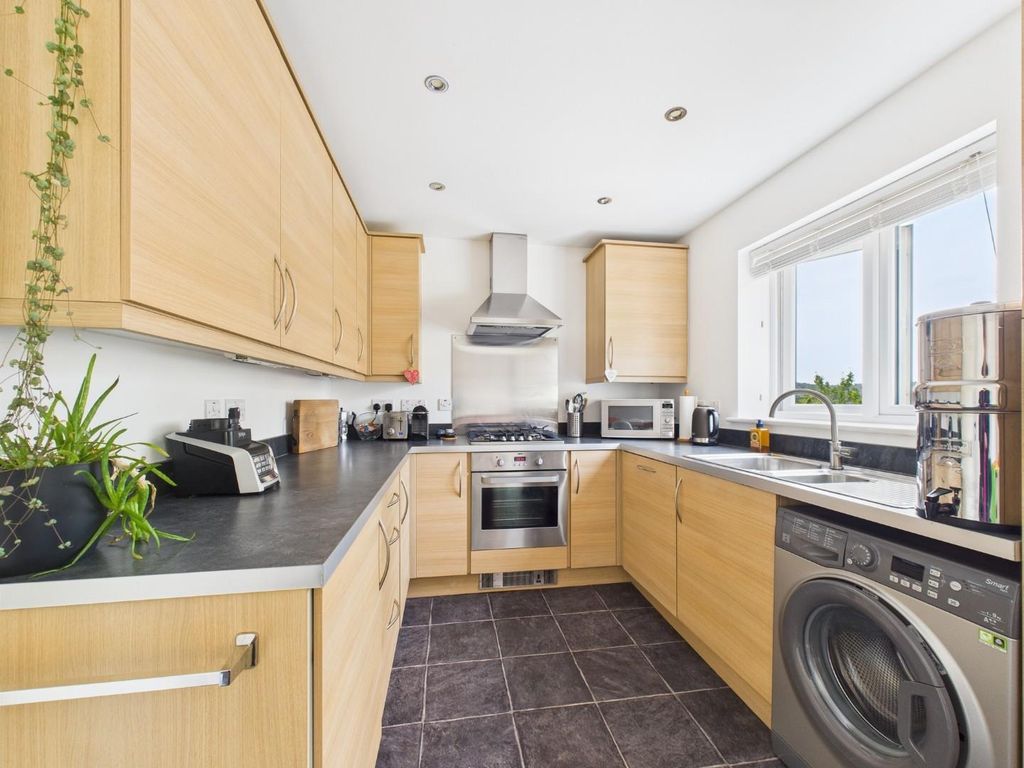 Property photo 3 of 17 Kitchen