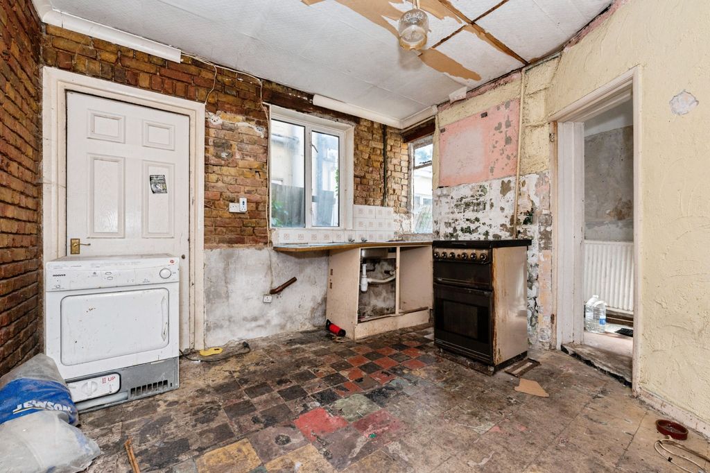 Property photo 3 of 17 Kitchen