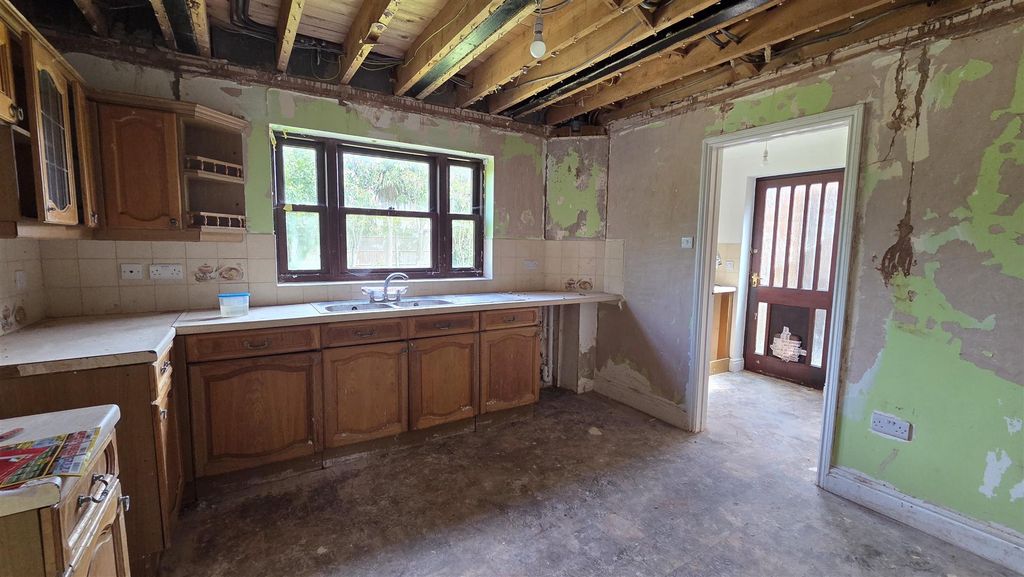 Property photo 3 of 18 Kitchen