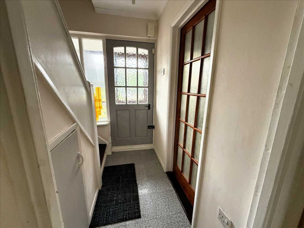 Property photo 3 of 17 Entrance Hall