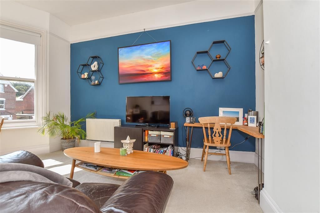 Property photo 3 of 11 Lounge