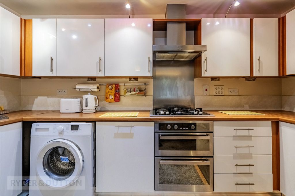 Property photo 3 of 16 Kitchen