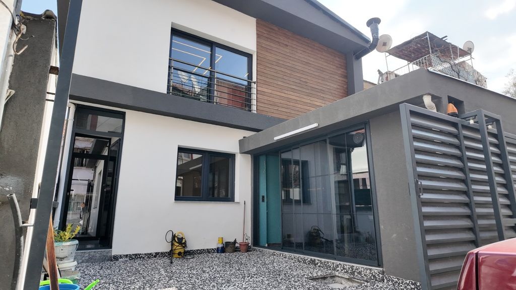 Property photo 1 of 40